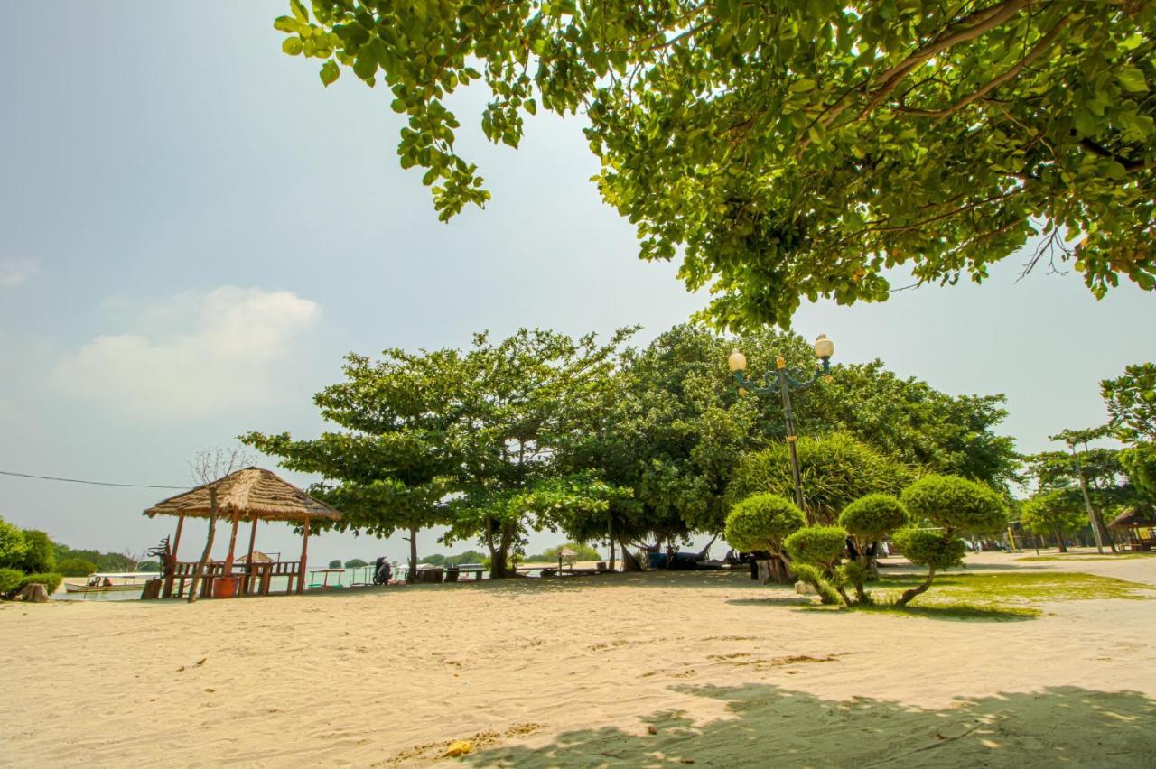 Guerilla Dive Lodge Pulau Pari Jakarta Bagian luar foto