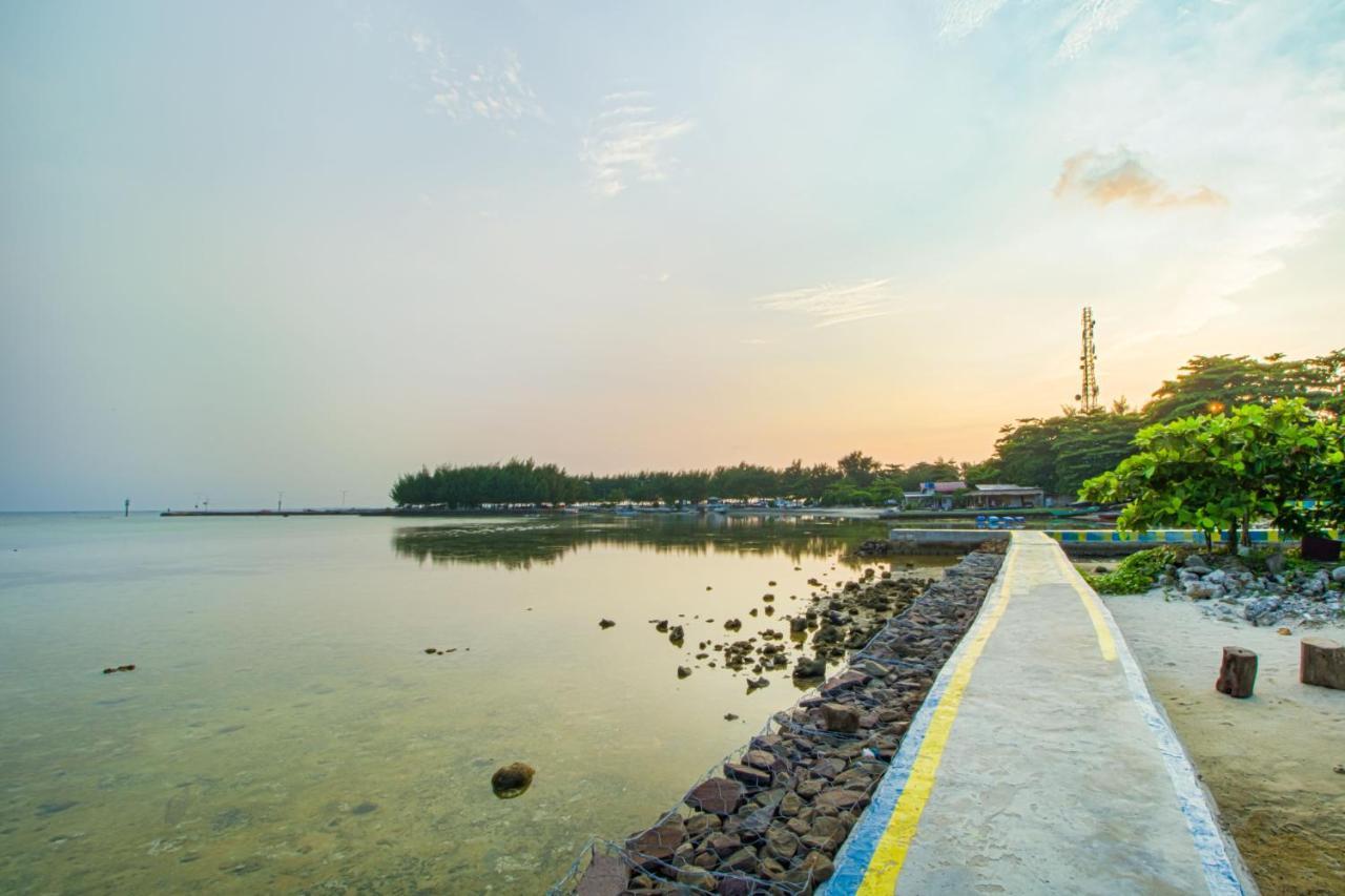 Guerilla Dive Lodge Pulau Pari Jakarta Bagian luar foto