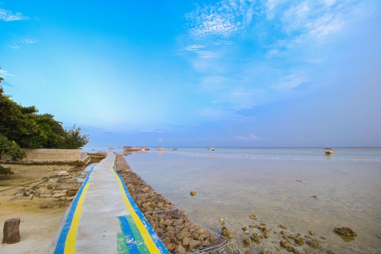 Guerilla Dive Lodge Pulau Pari Jakarta Bagian luar foto
